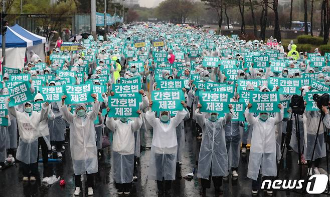 5일 서울 여의도 국회 앞 의사당대로에서 열린 간호법 국회 통과 촉구 수요한마당에서 참석자들이 '간호법 제정' 피켓을 들어 보이고 있다. 2023.4.5/뉴스1 ⓒ News1 허경 기자