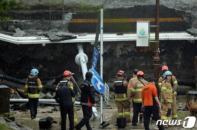 5일 오전 경기 성남시 분당구 정자동 정자교 보행로 일부 구간과 난간이 붕괴되는 사고가 발생, 소방 대원 등이 분주히 현장을 수습하고 있다. 이 사고로 30대 여성 A씨가 숨지고 30대 남성 B씨는 중상을 입어 병원에서 치료 중이다. 2023.4.5/뉴스1 ⓒ News1 김진환 기자