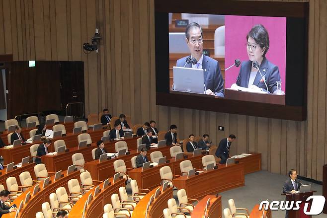 한덕수 국무총리가 5일 서울 여의도 국회 본회의장에서 열린 제405회국회(임시회) 제3차 본회의 교육·사회·문화 분야 대정부질문에서 서정숙 국민의힘 의원의 질의에 답변하고 있다. 2023.4.5/뉴스1 ⓒ News1 송원영 기자