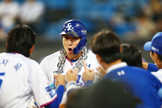 삼성 김동엽이 4일 대구삼성라이온즈파크에서 열린 2023 KBO리그 정규시즌 한화전에서 3회말 투런포를 때린 후 홈으로 돌아와 동료들의 축하를 받고 있다. 사진제공 | 삼성 라이온즈