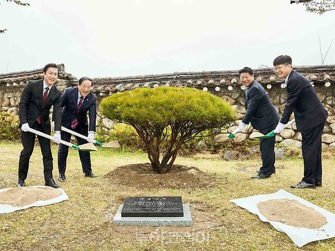 (왼쪽부터) 속초시의회 김명길 의장, 속초시 이병선 시장, 한국임업진흥원 조현국 이사, 한화호텔앤드리조트 김형조 대표이사가 기념식수를 심고 있다.