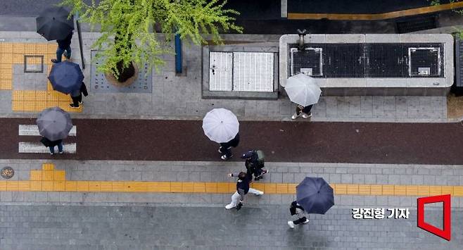 전국에 비가 내리고 있는 5일 서울 중구 태평로1가에서 시민들이 우산을 쓰고 이동하고 있다. 사진=강진형 기자aymsdream@