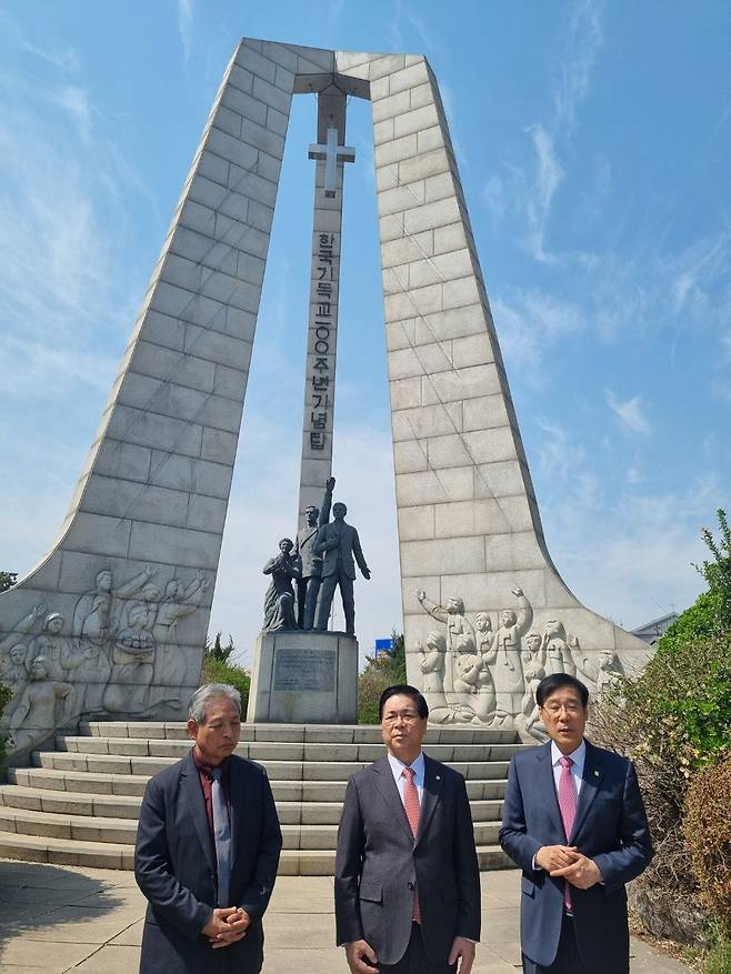 한국기독교100주년기념탑 앞에 선 한교총 지도자. 왼쪽부터 이철 명예회장, 이영훈 대표회장, 권순웅 공동대표회장. /김한수 기자