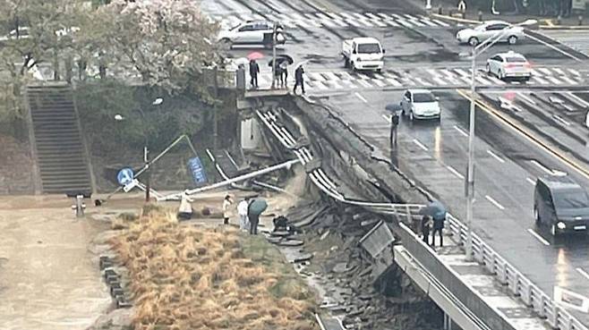 5일 오전 9시 45분께 경기도 성남시 분당구 정자동에서 하천을 가로지르는 교각 난간이 무너지는 사고가 났다.  /트위터 @TjCcx9