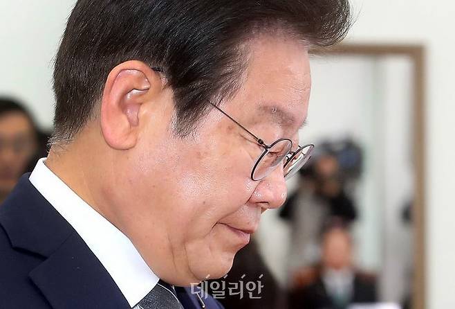 이재명 더불어민주당 대표가 지난달 31일 오전 국회에서 열린 최고위원회의에 참석하고 있다. ⓒ데일리안 박항구 기자