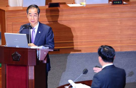 한덕수 국무총리가 5일 국회에서 열린  교육·사회·문화 분야에 관한 대정부질문에서 의원 질문에 답변하고 있다. 연합뉴스,