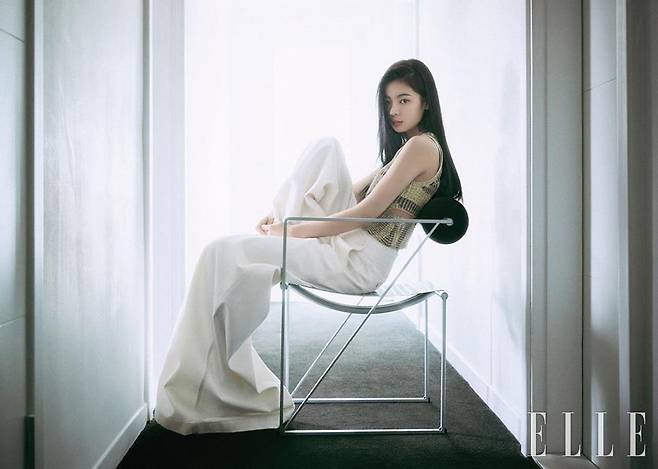 니트 톱은 Jonathan Simkhai by Boontheshop. 팬츠는 Max Mara.