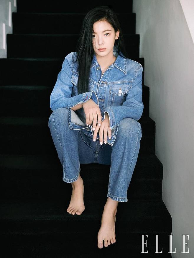 데님 재킷과 팬츠는 모두 Victoria Beckham by Mue.