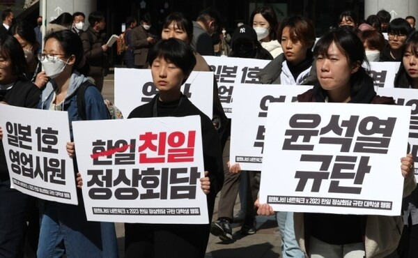 지난달 16일 서울 용산역 광장 강제징용노동자 상 앞에서 평화나비 네트워크 회원들이 ‘반성없는 한일정상회담 규탄, 굴욕적 강제동원 해법안 거부 대학생 공동행진'에 참석해 대통령실 방향으로 행진을 시작하고 있다. 연합뉴스