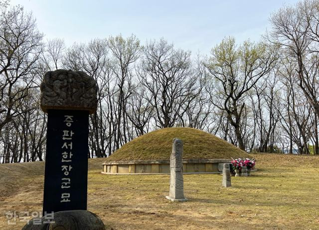 자인계정숲 한가운데에 전설로 전해 내려오는 한장군 묘를 조성해 놓았다.