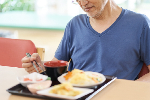 노인이 갑자기 식욕 부진, 기력 저하 등의 증상을 보이면 폐렴을 의심해볼 수 있다. 노인 폐렴은 호흡기 증상이 나타나지 않는 경우가 많다.  /게티이미지뱅크