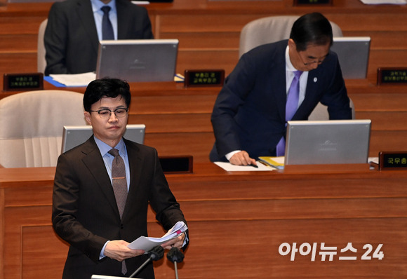 한동훈 법무부 장관이 5일 오후 서울 여의도 국회 본회의장에서 열린 교육·사회·문화 분야에 대한 대정부질문에서 전해철 더불어민주당 의원 질의에 답하기 위해 발언대로 향하고 있다. [사진=김성진 기자]