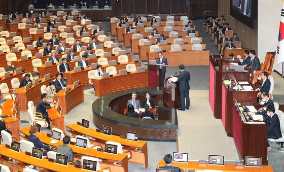 한덕수 국무총리가 5일 서울 여의도 국회 본회의장에서 열린 제405회국회(임시회) 제3차 본회의 교육·사회·문화 분야 대정부질문에서 전해철 더불어민주당 의원 질의에 답변하고 있다. 뉴스1