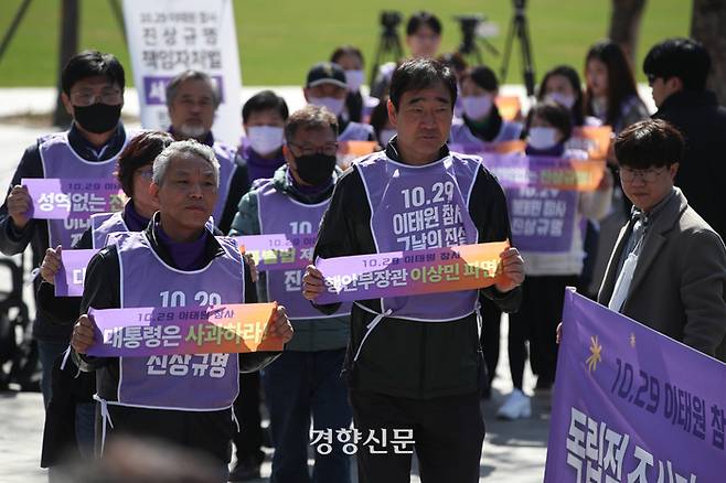 10.29 이태원 참사 유가족협의회와 시민대책회의 관계자들이 27일 서울광장 이태원 참사 분향소 앞에서 ‘10.29 이태원 참사 진실버스 출발 기자회견’을 마치고 버스에 탑승하고 있다. 유가족협의회와 대책위는 이태원 참사 특별법 국민동의청원 참여를 호소하며 내달 5일까지 전국을 순회할 예정이다. 성동훈 기자