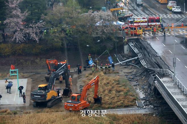 소방 관계자들이 5일 교량 양쪽에 설치된 보행로 중 한쪽 보행로가 갑자기 무너져 내리며 1명이 숨지고 1명이 다치는 사고가 발생한 경기 성남시 정자교 사고 현장을 살펴보고 있다. 권도현 기자