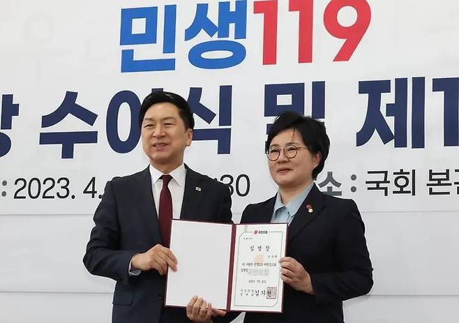 People Power Party leader Kim Gi-hyeon presents a letter of appointment to Cho Su-jin, chair of Minsaeng 119 at the first meeting of the committee held at the National Assembly on April 3. Yonhap News