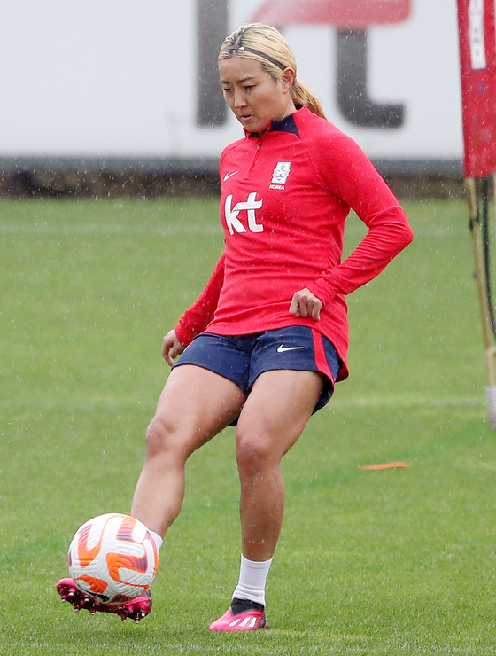 Cho So-hyun trains ahead of Friday's friendly with Zambia at the Paju National Football Center in Paju, Gyeonggi on Wednesday. [NEWS1]