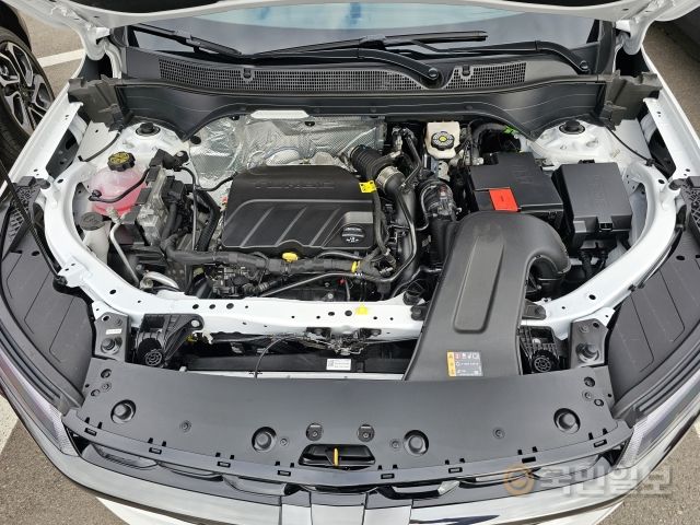 지난달 22일 기자가 시승한 쉐보레 트랙스 크로스오버 RS 모델의 엔진룸 내부. 국민일보