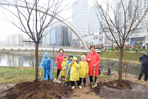 하남새마을금고 이점복 이사장(왼쪽 두번 째)과 이현재 하남시장(오른쪽)이 유치원생들과 함께 나무를 식재한 뒤 기념촬영을 하고 있다. 하남새마을금고 제공.