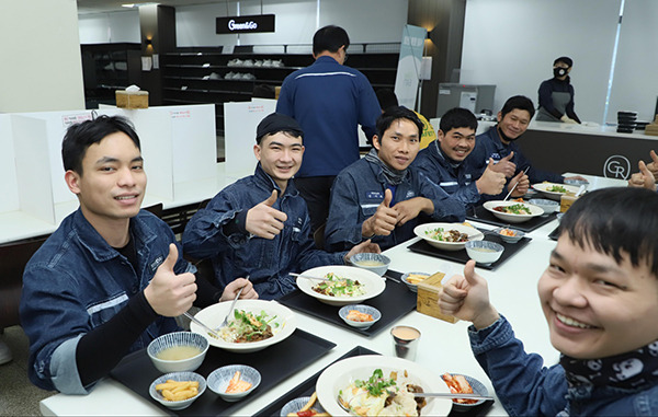 HD Hyundai Heavy Industries Co.‘s cafeteria offers customized food menus to foreign workers [Photo provided by HD Hyundai Heavy Industries]