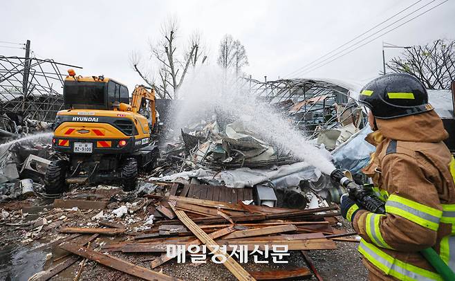 5일 오후 강남구 세곡동 화훼단지 내 비닐하우스에 발생한 화재를 소방대원들이 진압하고 있다. 이날 화재는 인명피해 없이 2시간여만에 비닐하우스 두동을 전소시키고 진화됐다. 2023.04.05 [박형기기자]