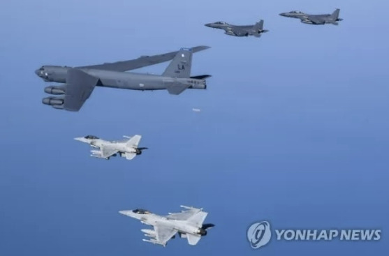 지난달 6일 한반도 서해 상공에서 한국측 F-15K 및 KF-16 전투기와 미국측 B-52H 전략폭격기가 참여한 가운데 한미 공군이 연합공중훈련을 실시하고 있다. [사진 = 국방부]