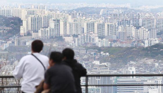 대한건설정책연구원이 최근 발표한 '지표로 보는 건설시장과 이슈' 보고서에 따르면 2분기 건설시장은 경기둔화와 부동산 프로젝트파이낸싱(PF) 부실 우려 등로 건설경기 하방위험은 지속될 전망이다. 주택시장은 가격 하락세는 지속되나 수급여건 개선으로 시장은 저점에 근접했다는 예측이 우세하다./사진=뉴스1