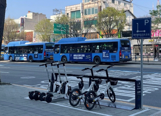 서울시의 퍼스널모빌리티(PM) 전용 주차구역에 주차된 스윙(SWING) 기기들. 스윙 제공