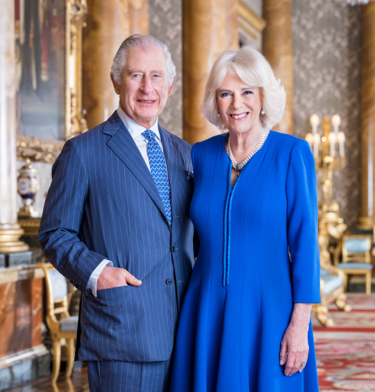 영국 왕실은 4일(현지시간) 찰스 3세 국왕의 대관식 초청장과 함께 최근 런던 버킹엄궁의 오찬장인 블루 드로잉 룸(Blue Drawing Room)에서 촬영한 찰스 3세 국왕과 부인 커밀라 왕비의 사진을 공개했다. 영국 왕실 홈페이지 캡처