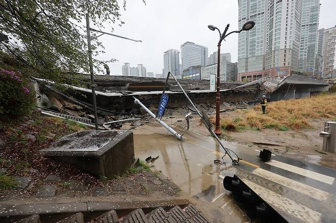 5일 오전 9시 45분께 경기도 성남시 분당구 정자동에서 하천을 가로지르는 교각 난간이 무너지는 사고가 났다. 이 사고로 교각 가드레일과 이정표 등이 산책로로 쏟아졌다. 이에 따라 30대 보행자 2명이 구조물 등에 맞아 중상을 입었다. [연합]