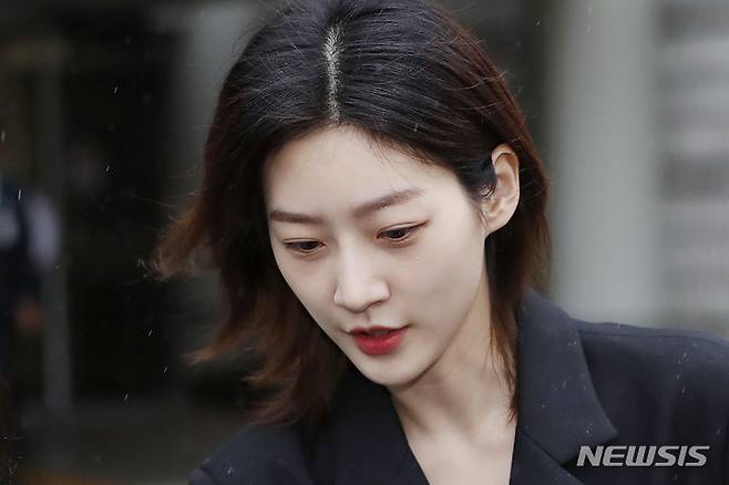 [서울=뉴시스] 최동준 기자 = 배우 김새론이 5일 서울 서초구 서울중앙지방법원에서 열린 음주운전 사고 1심에서 벌금 2000만 원을 선고받은 뒤 이동하고 있다. 2023.04.05. photocdj@newsis.com