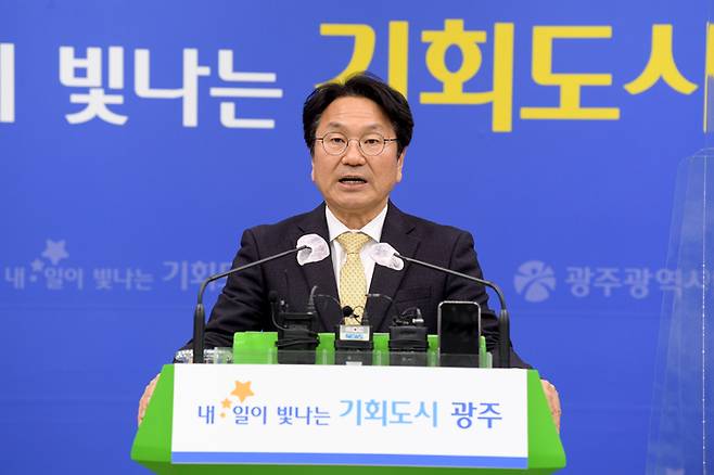 [광주=뉴시스] 강기정 광주시장이 5일 오후 시청 브리핑룸에서 광주군공항 이전 특별법 관련 브리핑을 하고 있다. (사진 = 광주시 제공) *재판매 및 DB 금지