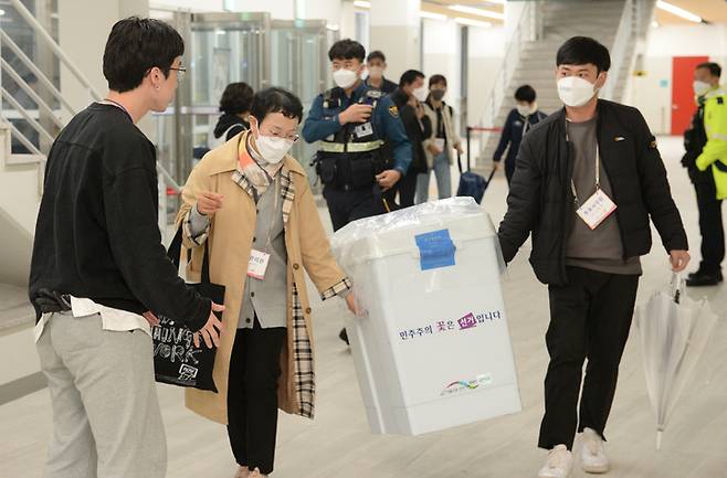 [울산=뉴시스] 배병수 기자 = 4·5 재보궐선거 투표일 5일 오후 울산 남구 문수체육관에 마련된 개표소에 투표함이 들어오고 있다 2023.04.05. bbs@newsis.com.