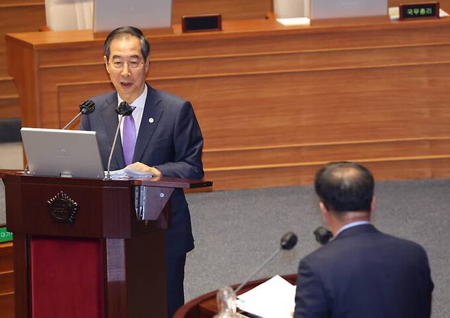 한덕수 국무총리가 5일 국회에서 열린 교육·사회·문화 분야에 관한 대정부질문에서 더불어민주당 맹성규 의원의 독도 관련 질문에 답변하고 있다. 연합뉴스