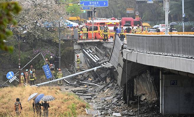 5일 오전 경기도 성남시 분당구 정자교 난간이 무너지는 사고가 발생해 소방 대원 등 관계자들이 현장을 수습하고 있다. 성남=뉴시스&nbsp;