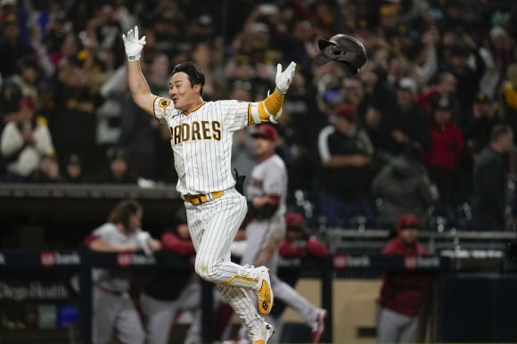 미국프로야구 메이저리그(MLB) 샌디에이고 파드리스의 김하성이 4일(한국시간) 미국 캘리포니아주 샌디에이고 펫코파크에서 열린 애리조나 다이아몬드백스와의 홈경기에서 9회말 끝내기 솔로 홈런을 친 뒤 헬멧을 벗어 던지고 환호하며 출루하고 있다. 김하성의 2023시즌 첫 홈런이자 첫 타점, 2021년 빅리그 진출 뒤 첫 끝내기 홈런이다. 샌디에이고 AP 연합뉴스