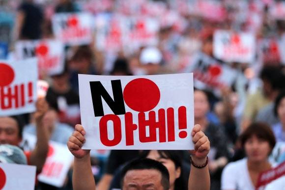 아베규탄시민행동 주최로 27일 저녁 서울 광화문 광장에서 열린 ‘역사왜곡, 경제침략, 평화위협 아베정권 규탄 2차 촛불문화제’에서 시민들이 경제보복을 규탄하는 구호를 외치고 있다. 2019.7.27 연합뉴스