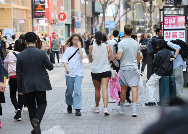 이달 2일 서울 중구 명동길에서 시민과 외국인 관광객들이 가벼운 옷차림으로 거리를 걷고 있다. 연합뉴스