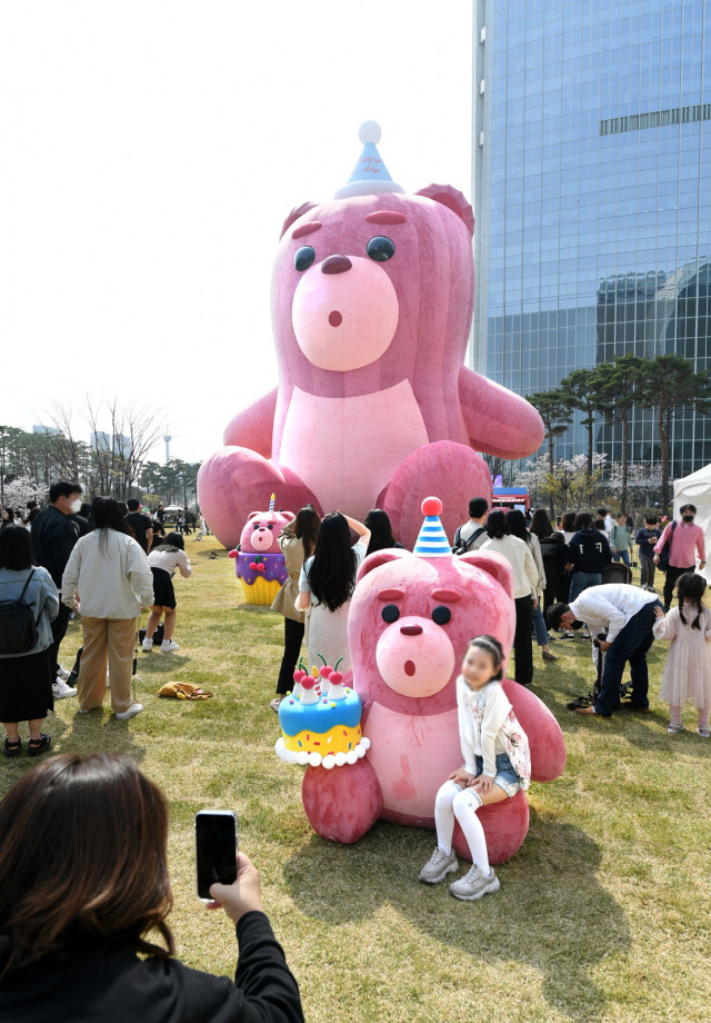 지난 1일 잠실 롯데월드타워 야외광장에서 열린 초대형 공공전시 '어메이징 벨리곰'에 방문한 관람객들이 마스크를 벗고 기념사진을 촬영하고 있다./사진 제공=롯데홈쇼핑