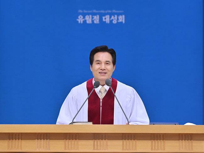 하나님의 교회 총회장인 김주철 목사가 유월절 대성회 기념 예배를 집전하고 있다. [하나님의 교회]