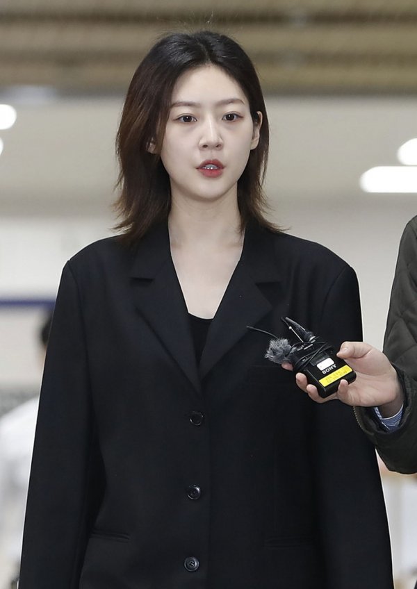 On the 5th, Seoul Central District Court Detective 4 issued a fine of 20 million won to Kim Sae-ron, who was indicted on charges of driving a road traffic law.The judge was sentenced on the same day as the prosecution filed a fine of 20 million won in the last trial. Kim Sae-ron The Attorneys life and goodwill appeal did not work on the trial.In May last year, Kim Sae-ron drunk driving on the road near Cheongdam-dong, Seoul, Gangnam-gu, Seoul, and received guard rails, roadside trees, and transformers several times.At the time of the Drunk driving accident, Kim Sae-rons blood alcohol level was more than 0.2%, far exceeding the license revocation figure.In particular, electricity was cut off at some 50 nearby stores due to damage to the transformer, but was restored in about three hours. As the time of the accident was at 8 a.m., the return time was delayed, and nearby stores also had difficulty in selling lunch.Drunk driving After the accident, the companys gold medalist, who did not give a normal position, put up a position after the CCTV video was released.The Gold Medalist apologizes for the delay in the official position because it took time to grasp the exact facts first. I sincerely apologize for the inconvenience caused by the actor Kim Sae-rons Drunk driving.Kim Sae-ron reflects deeply on her mistakes.In addition, Kim Sae-ron has sincerely apologized to many people who have suffered damage and discomfort due to him, and to all those who are struggling to recover damaged public facilities, and promised to do their best to recover the damage.Kim Sae-ron was also late, and after I sorted out the accident and the damage situation, I apologized for the late entry and made a big mistake of driving under the influence of alcohol.I apologize sincerely for my misjudgment and actions, which have damaged the merchants, citizens, and so many people who have recovered. I should have acted more carefully and responsibly, but I did not.The damage caused by the accident is currently being sorted out with the company. I will do my best to communicate and actively resolve it until the end. Kim Sae-ron said, I am so sorry to my fellow actors and staff members and the production crew for making a disruption in the production of the film and the work I was preparing. I apologize once again.I am sorry for the inconvenience and I have no excuse for this unfortunate incident. I am disappointed and embarrassed myself for the mistakes I have made. I will reflect deeply and reflect on myself so that this will not happen again.Since then, Kim Sae-ron has dropped out of the upcoming film and has been compensating the merchants. In the process of the case going from the police to the prosecution and back to the trial, the exclusive contract with his company Gold Medalist has expired and the relationship has been arranged.Kim Sae-ron, wearing a black blouse and a short hair, attended the court and asked the court if there was anything he wanted to say. This will not happen again. I am so sorry.Kim Sae-ron The Attorney also said, The defendant has suffered tremendous financial difficulties due to the payment of damages, he said.Kim Sae-ron briefly replied, Im sorry, to the reporters question, Do you have anything to say after the trial?At the time, The Attorney mentioned Kim Sae-ron Life and Kim Sae-ron also posted his own Alba (abbreviated Alba) in a famous franchise cafe through his SNS account after the trial.However, there was a controversy over the authenticity of the cafe Alba. Kim Sae-ron told the media that he did not have a history of working as a merchant Alba in the franchise.Nevertheless, Kim Sae-ron The Attorney expressed Life andHowever, Kim Sae-ron and The Attorney did not work in the trial of The Judge on the same day.What is absurd is Kim Sae-rons remarks before and after the trial.I am sorry, but there are too many things that are not true, so I can not explain it. I am afraid. Cafe Alba and other Life and Controversy I did not appeal  ⁇  Life and.It is true that Alba is true, and it is true that the penalty is high.Kim Sae-ron is already hated by the public. Whether it is life or not, Alba or not, what the public wants Kim Sae-ron to reflect on is how much he has regretted.However, by the day of The Judgment trial, Kim Sae-ron had failed to quell public criticism, due to his failure to show the two letters of reflection, which had already ended his public evaluation of Kim Sae-ron.Drunk driving entertainer who failed in life and tricks. A celebrity who once attracted attention as a child star but now does not want to see in his work.All of this is the result of Kim Sae-rons choice of Drunk Driving. There is no blame or blame for anyone. Even if the suspicion grows, Kim Sae-ron is the one who made the situation in the first place.Now, what Kim Sae-ron needs to do is not an Alba-certified photo, but a full payment of fines.