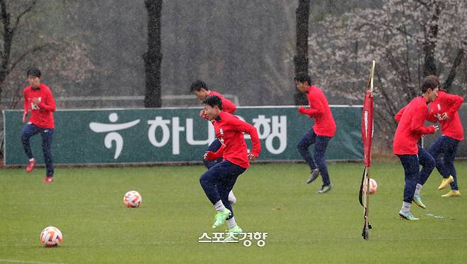 한국 여자축구대표팀 선수들이 5일 파주트레이닝센터에서 잠비아와의 평가전을 앞두고 훈련하고 있다. 파주 | 정지윤 선임기자