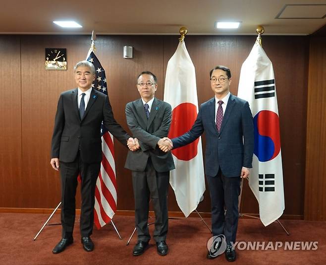 작년 9월 일본 도쿄 외무성에서 만나 악수하는 한미일 북핵수석대표 김건(오른쪽) 외교부 한반도평화교섭본부장과 성 김(왼쪽) 미 국무부 대북특별대표, 후나코시 다케히로(가운데) 일본 외무성 아시아대양주국장. [연합뉴스 자료사진. 재판매 및 DB 금지]