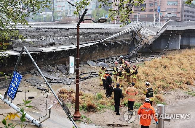 분당 정자동 교량 보행로 붕괴로 2명 사상 (성남=연합뉴스) 홍기원 기자 = 5일 오전 교량 양쪽에 설치된 보행로 중 한쪽 보행로가 갑자기 무너져 내리며 1명이 숨지고 1명이 다치는 사고가 발생한 경기도 성남시 정자교에서 소방 등 관계자들이 분주하게 움직이고 있다. 2023.4.5 xanadu@yna.co.kr