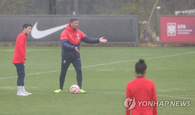 훈련 지도하는 콜린 벨 감독 (파주=연합뉴스) 신현우 기자 = 대한민국 여자 축구 국가대표팀 콜린 벨 감독이 5일 오전 경기도 파주 국가대표트레이닝센터(NFC)에서 평가전 대비 훈련을 지도하고 있다.
    대표팀은 7일 수원월드컵경기장, 11일 용인 미르스타디움에서 잠비아와 A매치를 치른다. 2023.4.5 nowwego@yna.co.kr