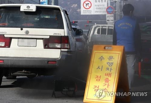 노후 경유차 배출가스 점검  [연합뉴스 자료사진]