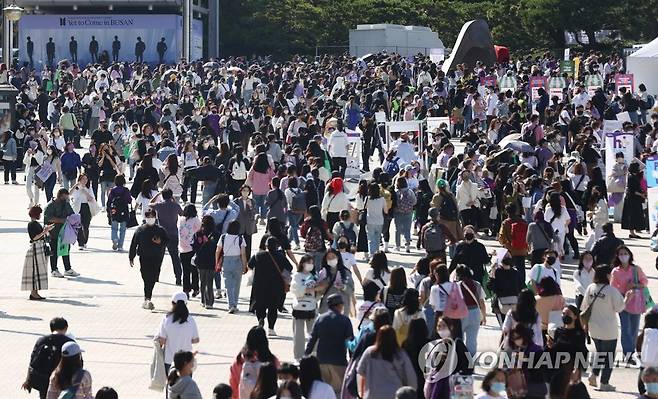 작년 10월 BTS 콘서트 보려 부산 아시아드주경기장에 모인 팬들 [연합뉴스 자료사진. 재판매 및 DB 금지]