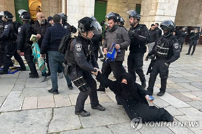 이슬람 3대 성지인 알아크사 사원 경내에서 이슬람교도인 팔레스타인 주민을 끌어내는 이스라엘 경찰.  [AFP 연합뉴스 자료사진. 재판매 및 DB 금지]