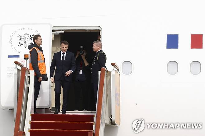 5일 중국 베이징에 도착한 마크롱 프랑스 대통령 (AP=연합뉴스)