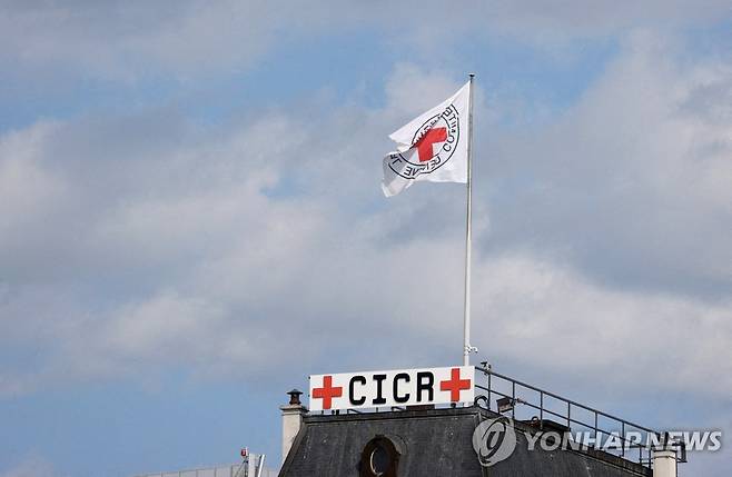 스위스 제네바 국제적십자위원회(ICRC) 본부 건물에 세워진 깃발 [로이터 연합뉴스 자료 사진. 재판매 및 DB 금지]